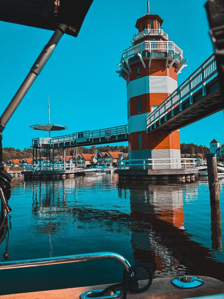 Blick auf den Leuchtturm im Hafendorf
