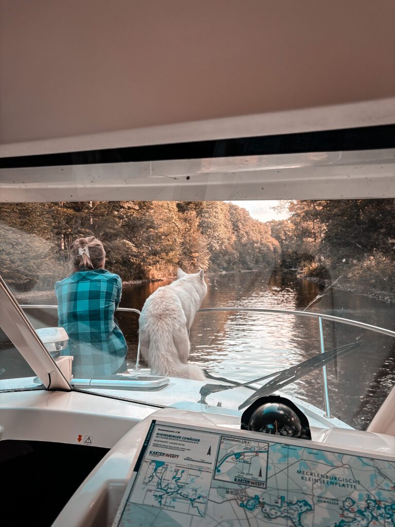 Mecklenburgische Seenplatte mit Hund: Bootfahren