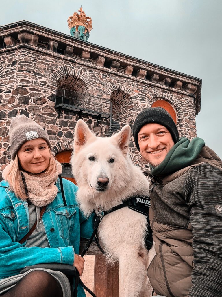 Lisa, Jukon und Robert vor Skansen Kronan