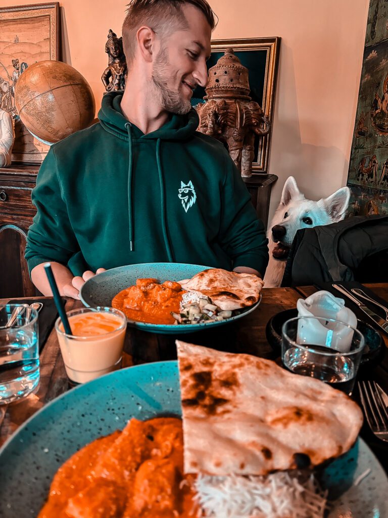 Mit Hund im indischen Restaurant in Göteborg