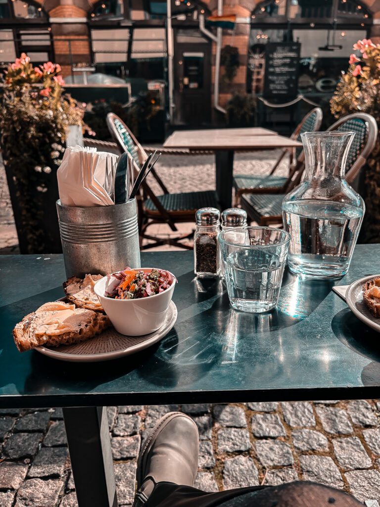 Leckeres Essen in Göteborg mit Hund und Sonne